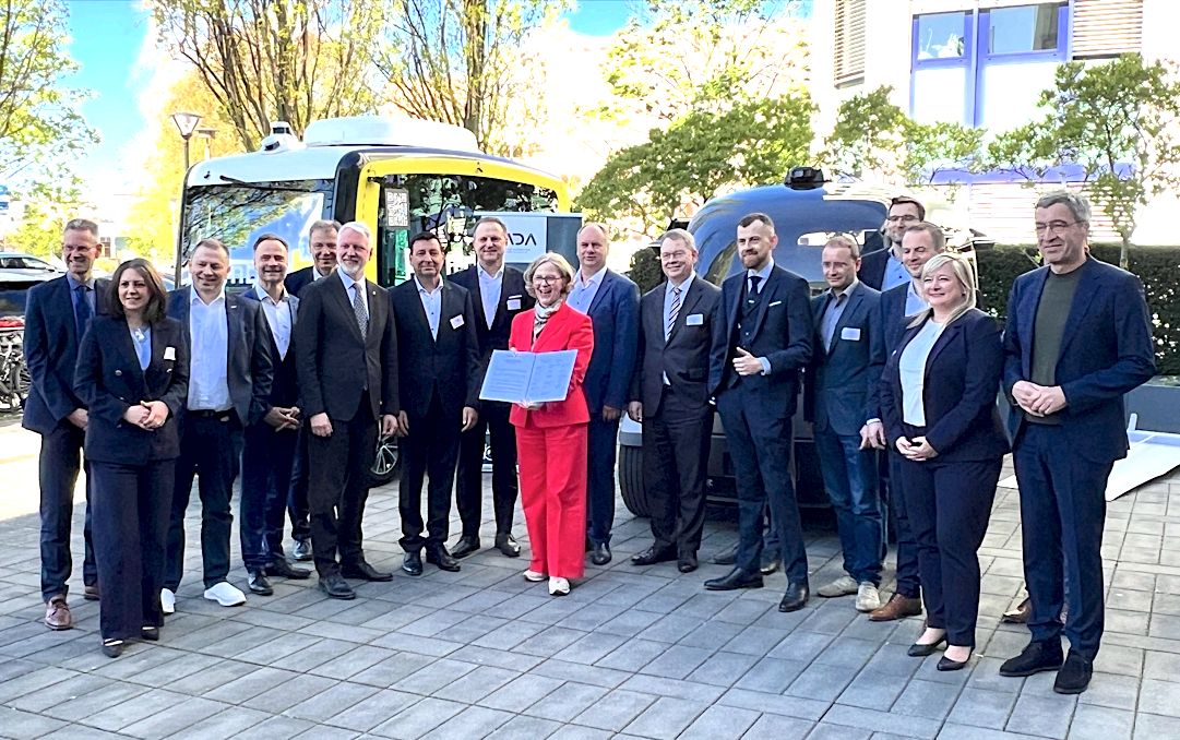 Am 23. April 2026 haben Akteure aus Wirtschaft, Wissenschaft und der ÖPNV-Branche in Dresden einen Letter of Intent für den Ausbau eines Ökosystems für Autonomes Fahren unterzeichnet.